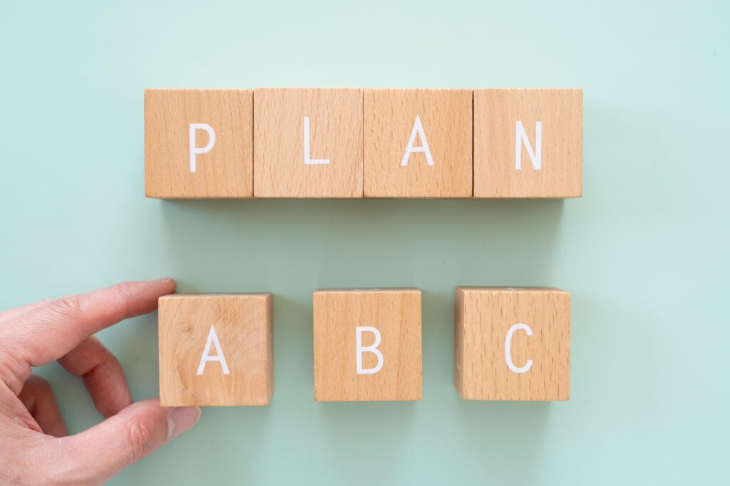 PLAN A B Cと書かれた木製ブロック