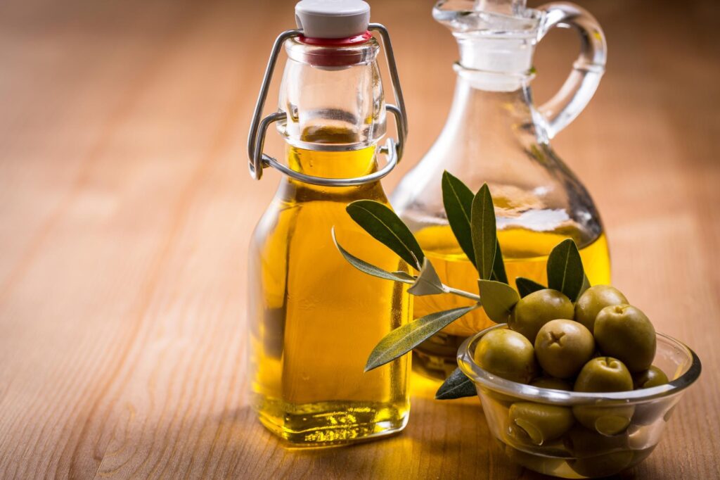 オリーブの実やオリーブオイルと瓶