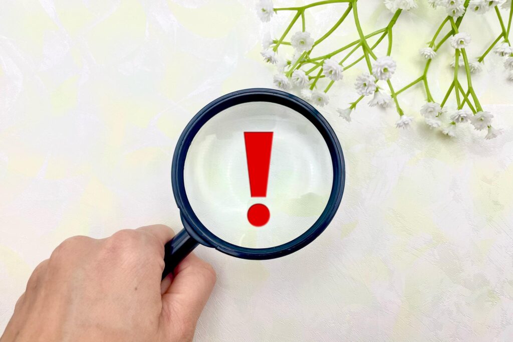 エクスクラメーションマークを映す虫眼鏡