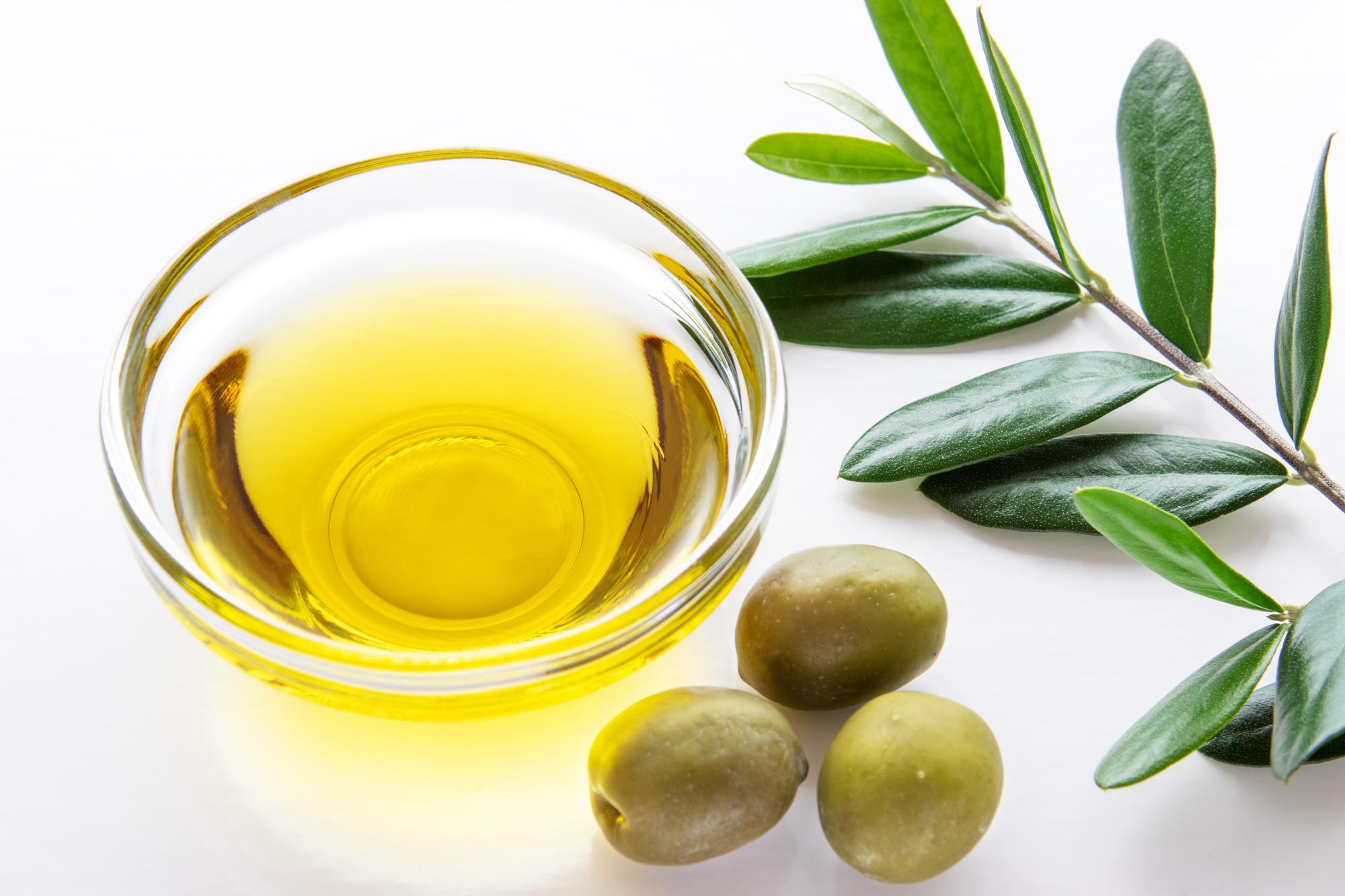 オリーブオイルとオリーブと枝