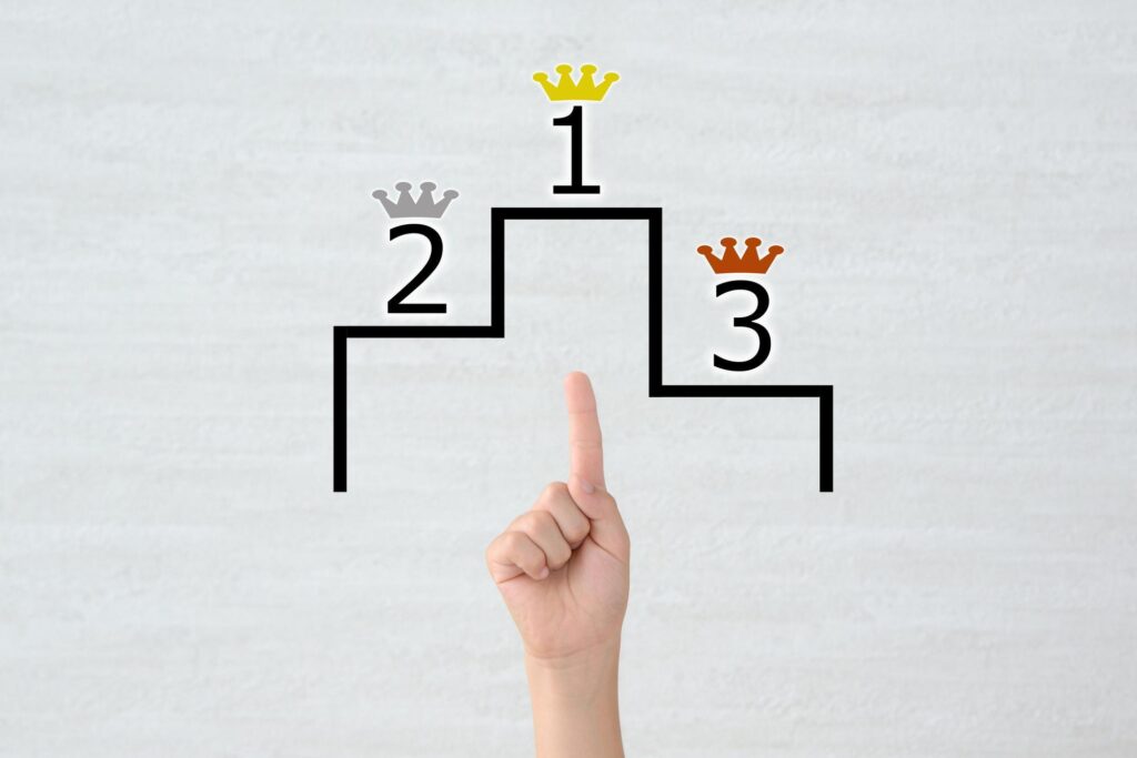 表彰台の図を指さす様子