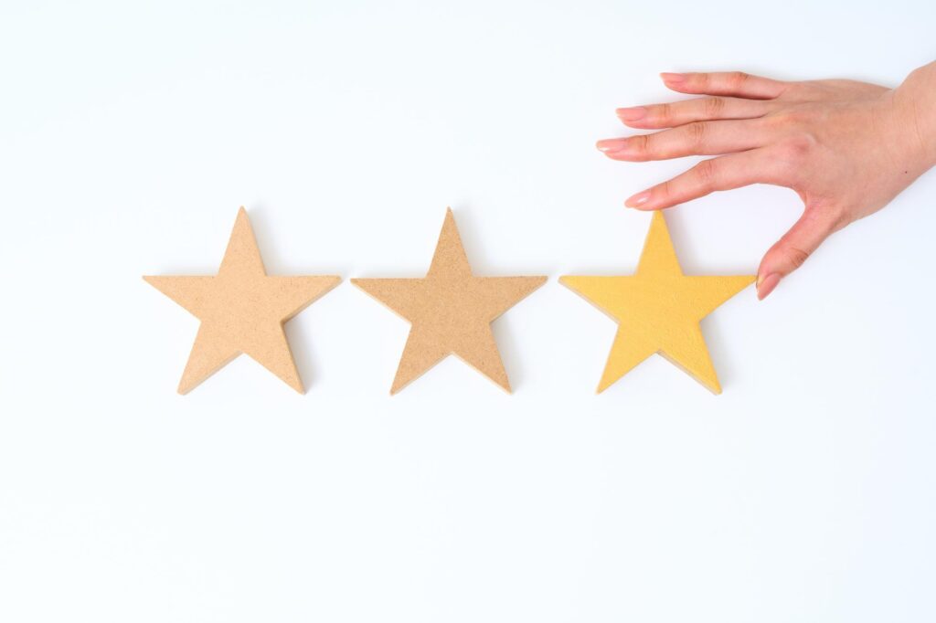 3つの星のオブジェに添える手