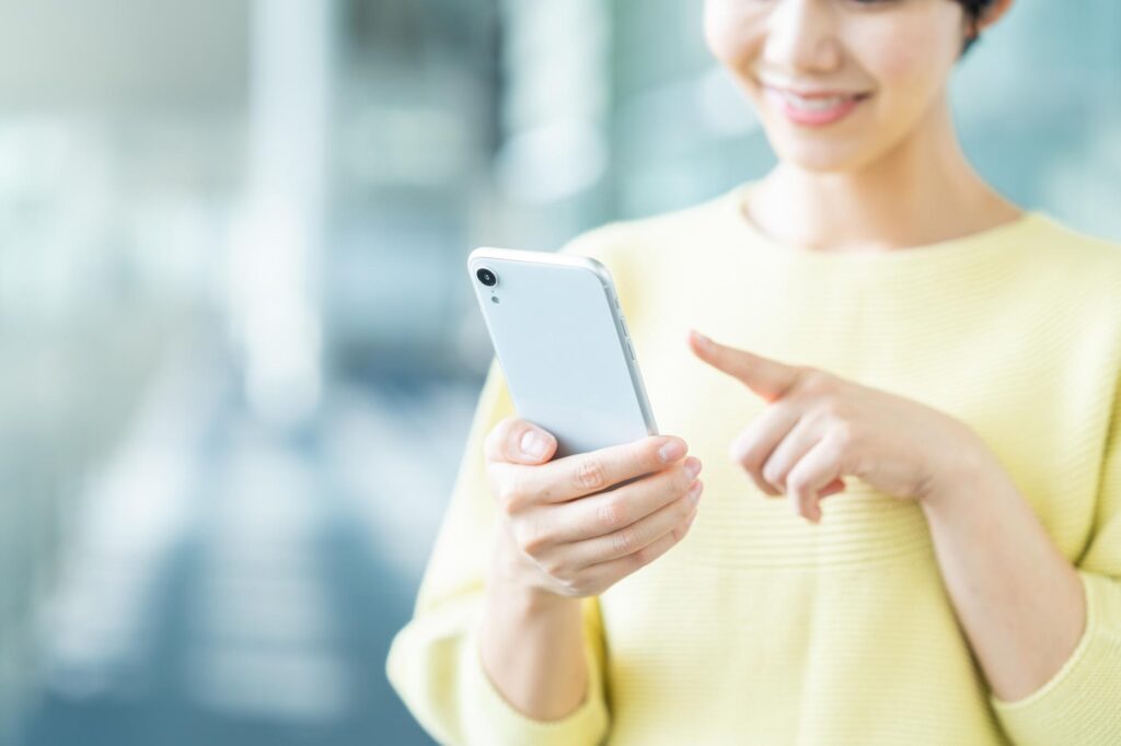 スマホを操作する女性