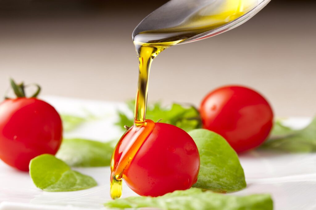 トマトにオリーブオイルをかける様子