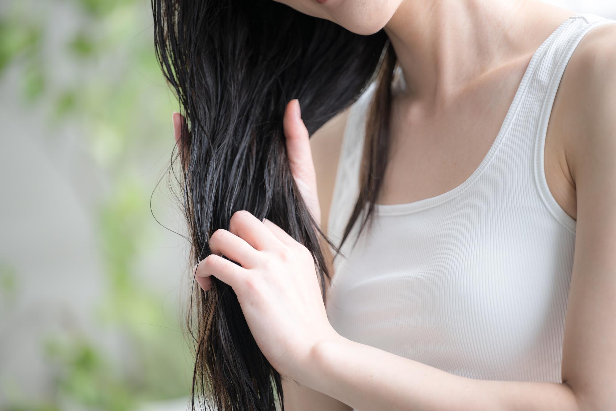 手ぐしで髪を梳かす様子