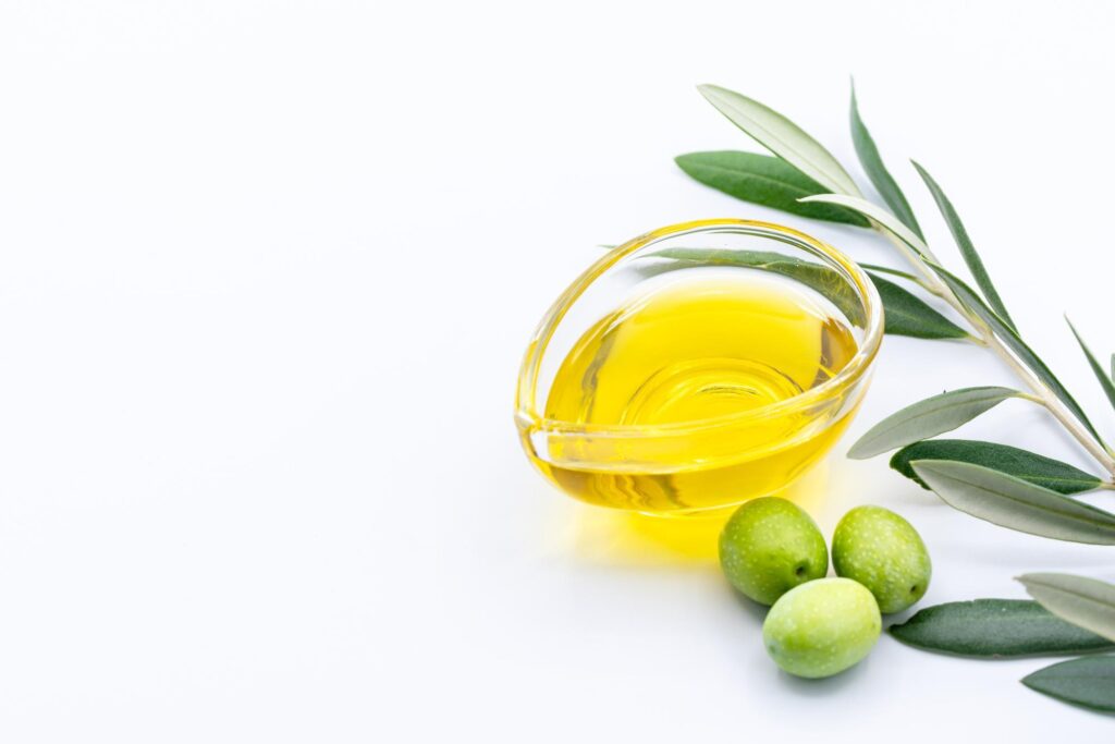 オリーブオイルとオリーブや葉