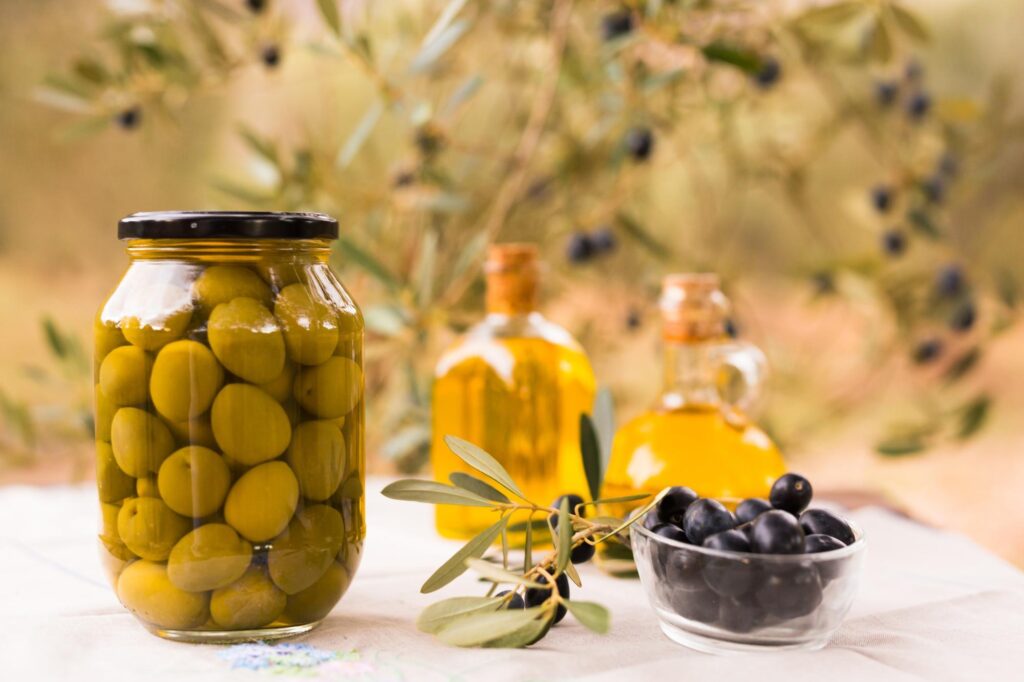 瓶に詰めたオリーブ
