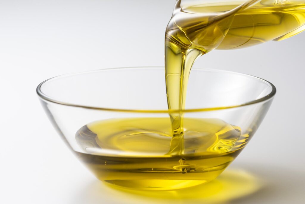 オリーブオイルを注ぐ様子