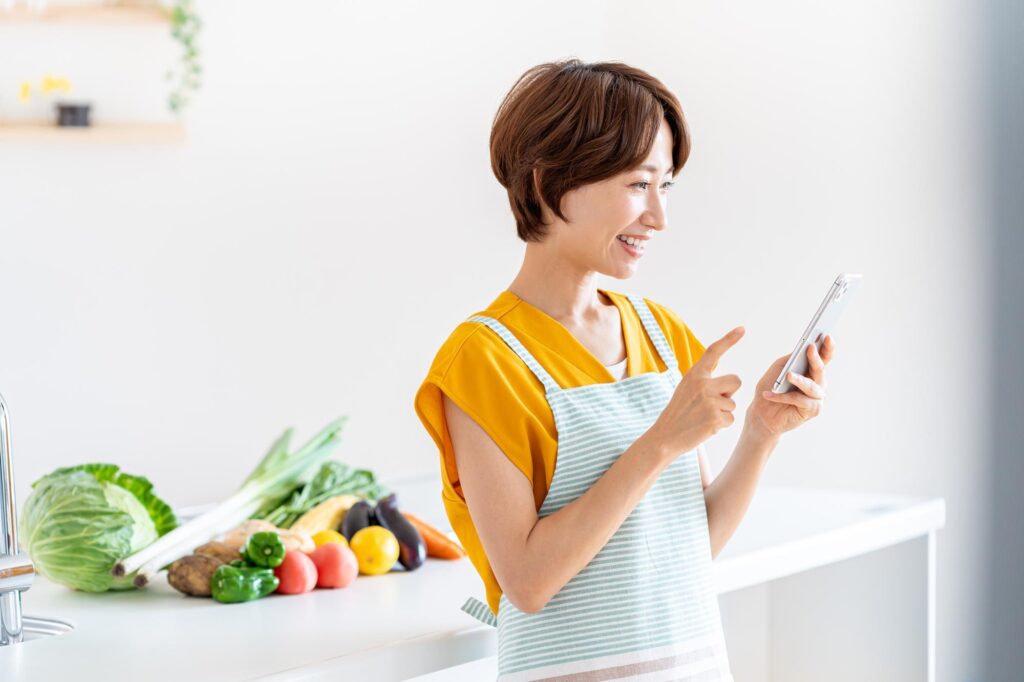 スマホで検索をする女性