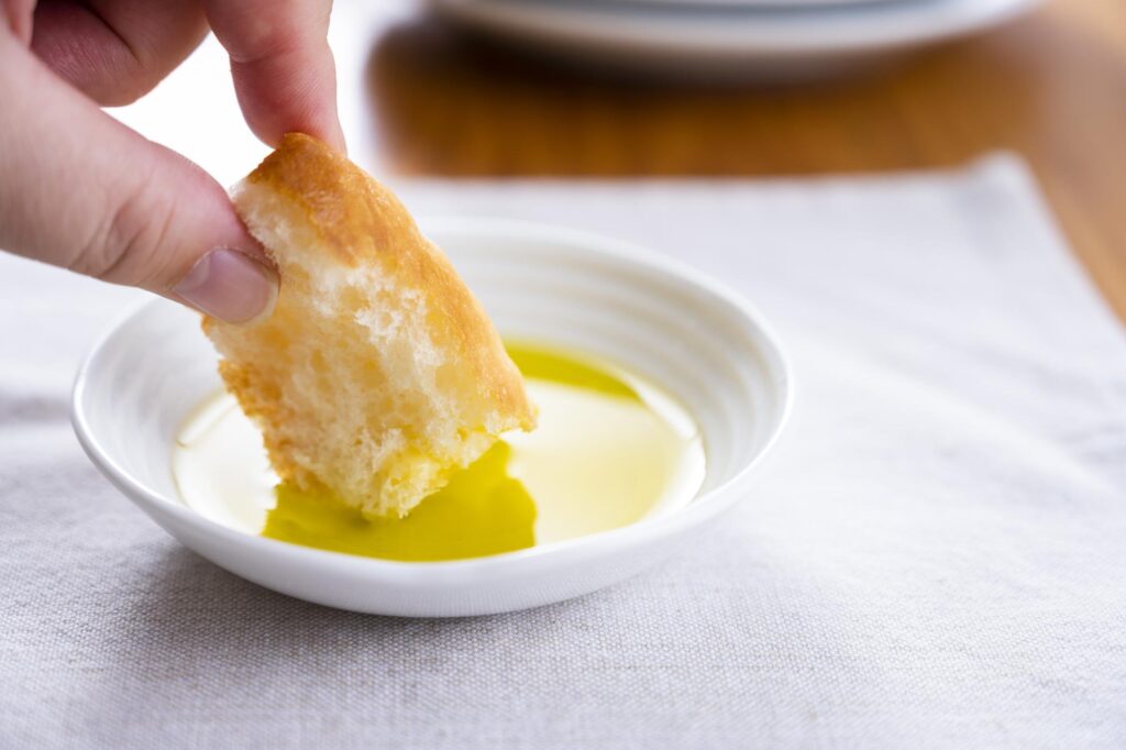 オリーブオイルをパンに付ける様子