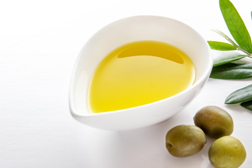 オリーブオイルとオリーブの実や葉