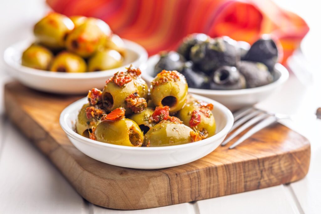 お皿に盛り付けたオリーブの実