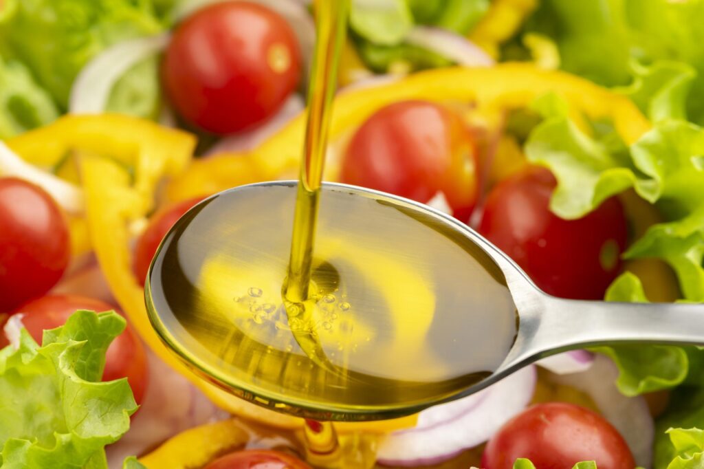 サラダにオリーブオイルをかける様子