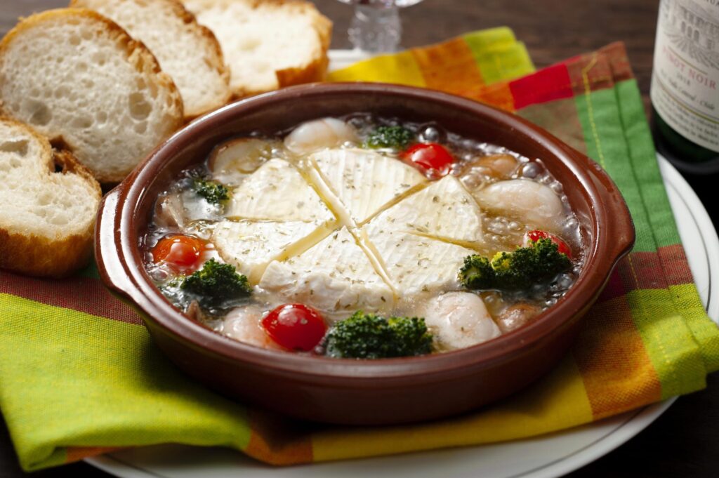 カマンベールチーズを入れたアヒージョ
