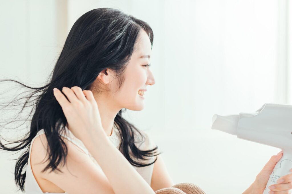 髪にドライヤーを当てる様子