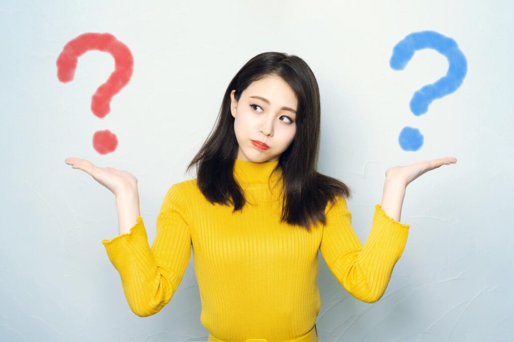 両手にクエスチョンマークを乗せる様子