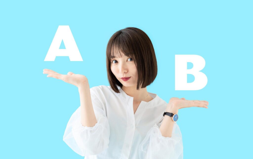 AとBを比較する女性